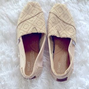TOMS off white and tan patterned shoes